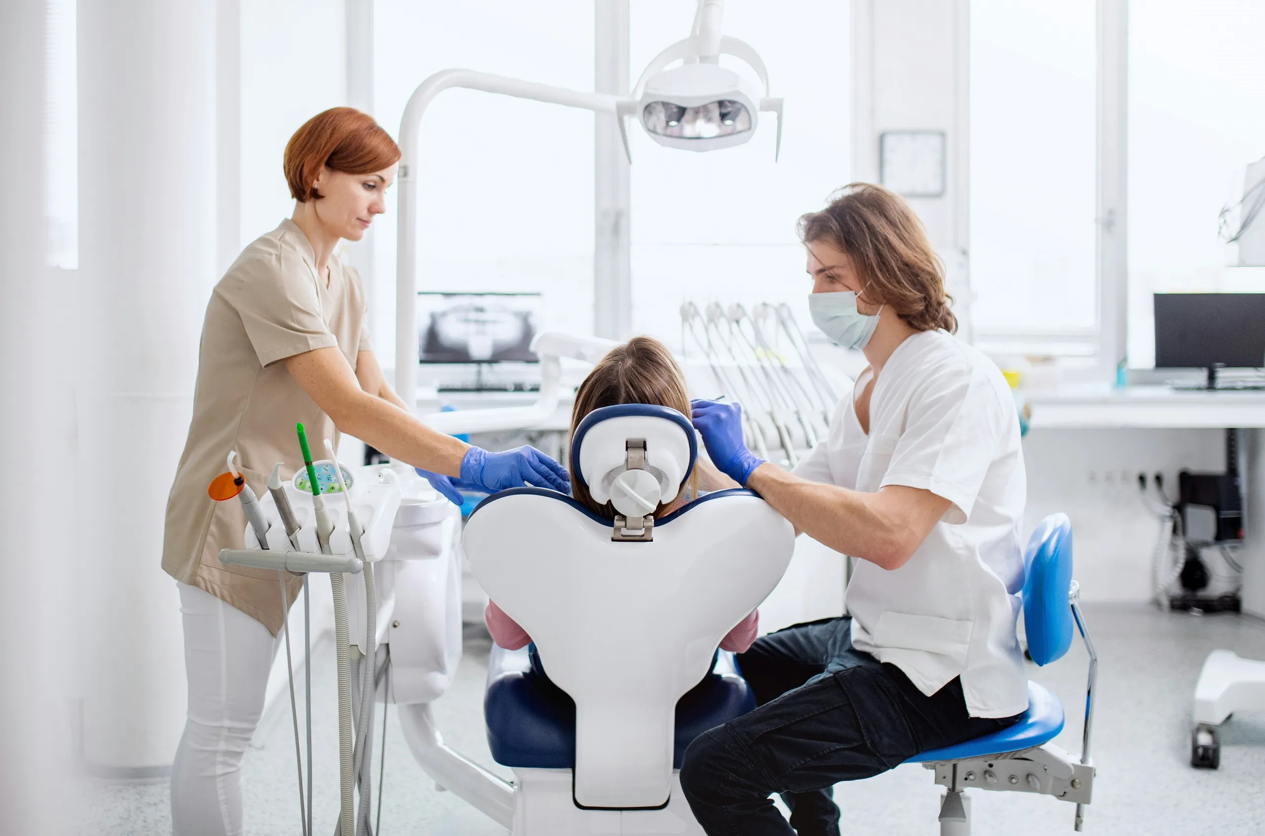 Zespół kliniki podczas zabiegu stomatologicznego